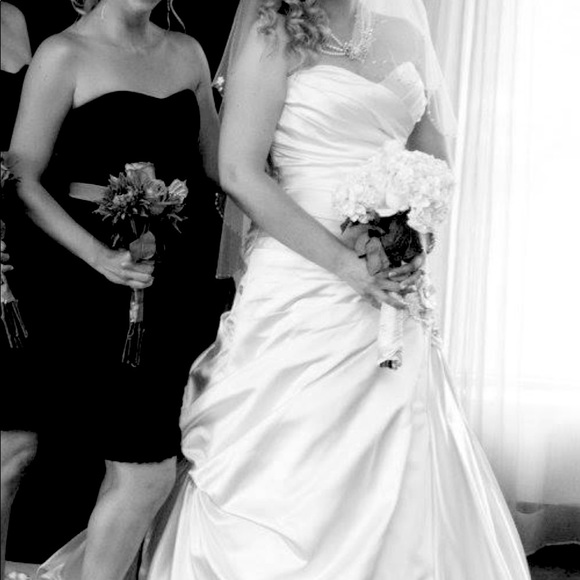 Ivory Vintage Hourglass Wedding Gown - Picture 5 of 9